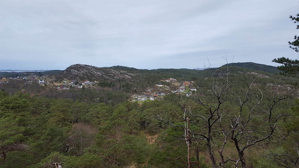 Fra "østtoppen" av Annfinnsåsen mot nord. Klettane til venstre. Gaursfjellet til høyre, med Ospåsen bakenfor. Helt bakerst titter Eldsfjellet på Holsnøy opp.