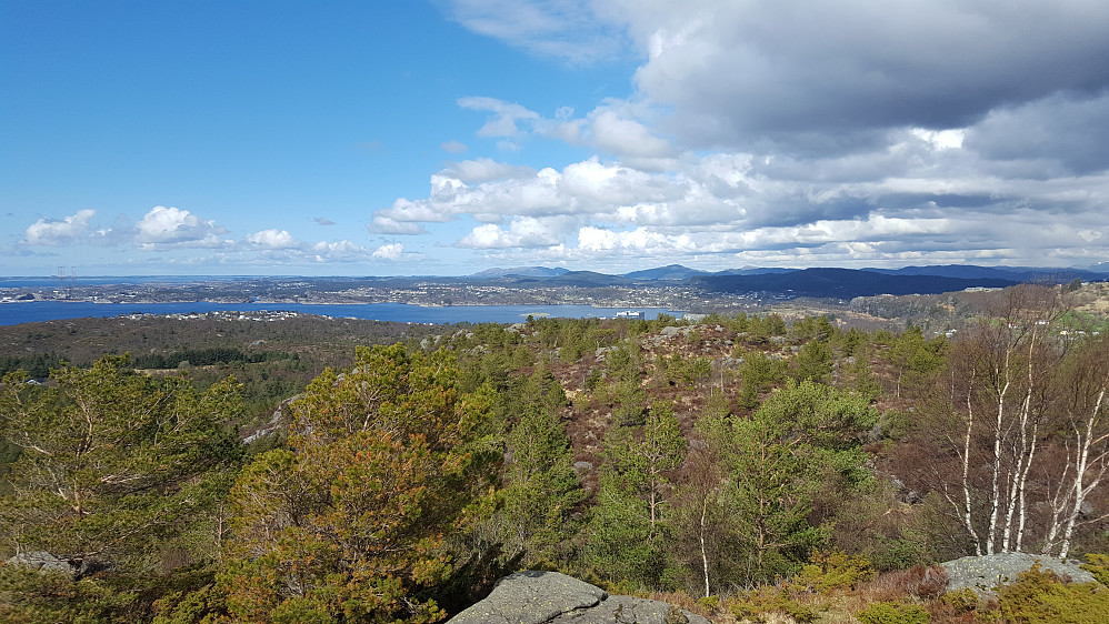 Utsikt nordover fra Folleseåsen. Eldsfjellet på Holsnøy bakerst i midten.