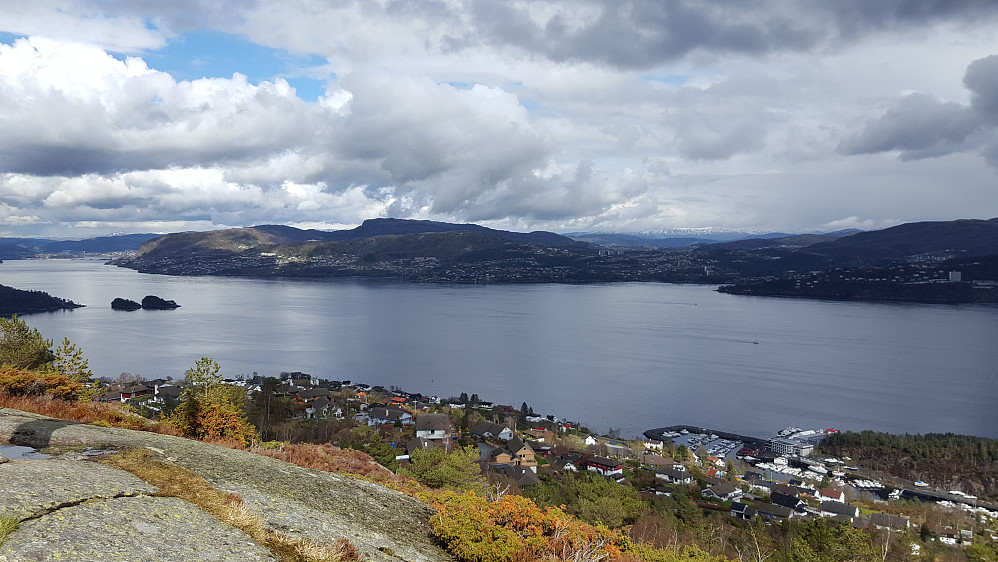 Fra Storevarden på Askøy mot nordøst. Høgstefjellet til venstre for midten.