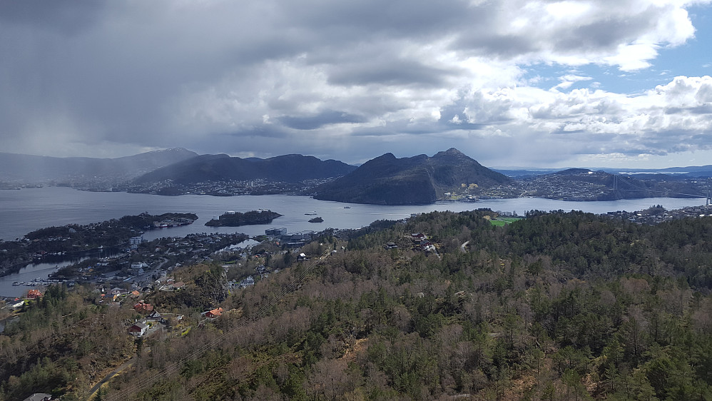 Fra Storevarden på Askøy mot sør. Lyderhorn til høyre for midten. Askøybrua til høyre.