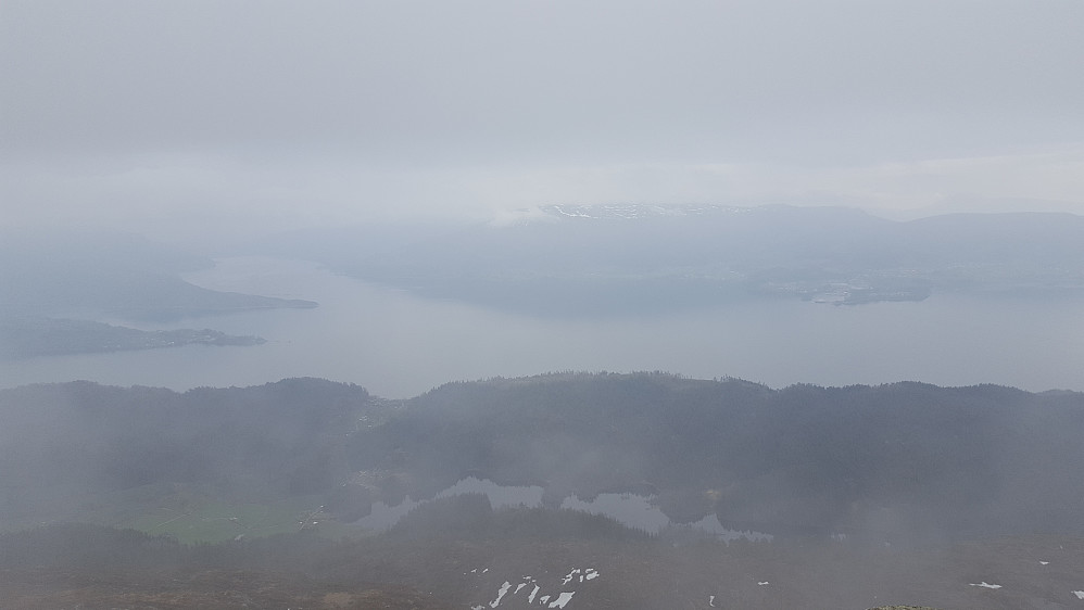 Fra Møsnuken mot sørøst. Eikelandsfjorden til venstre. Fusafjellet i midten.