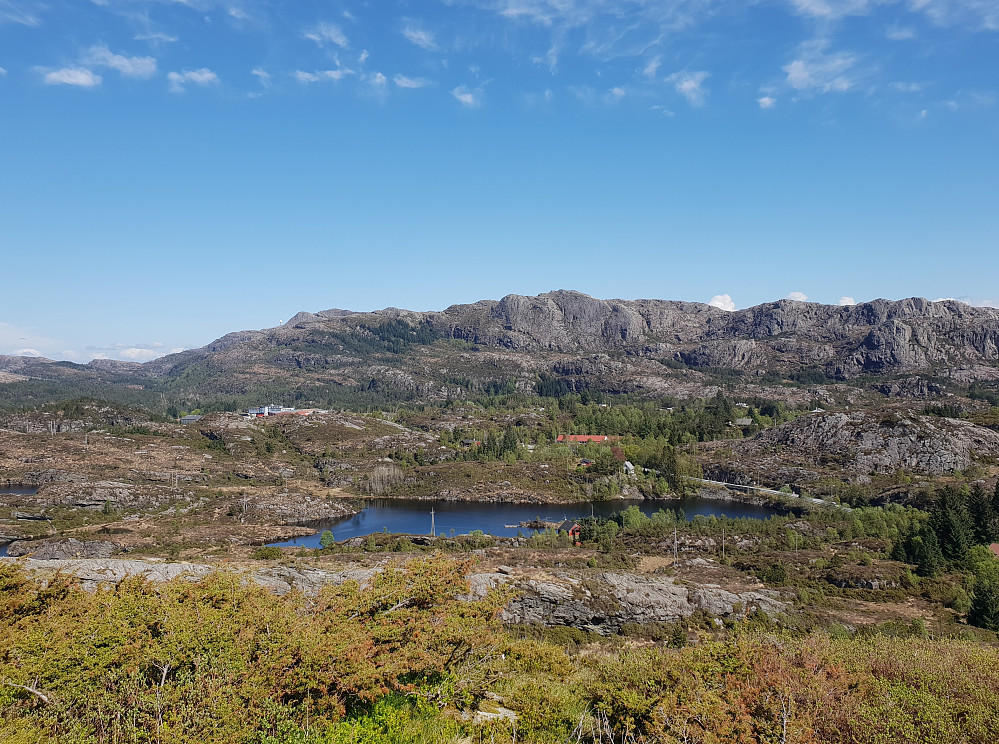 Fra Høgevarden mot nordøst. Et av tårnene på Pyttane, nordøst for Liatårnet, stikker fram til venstre.