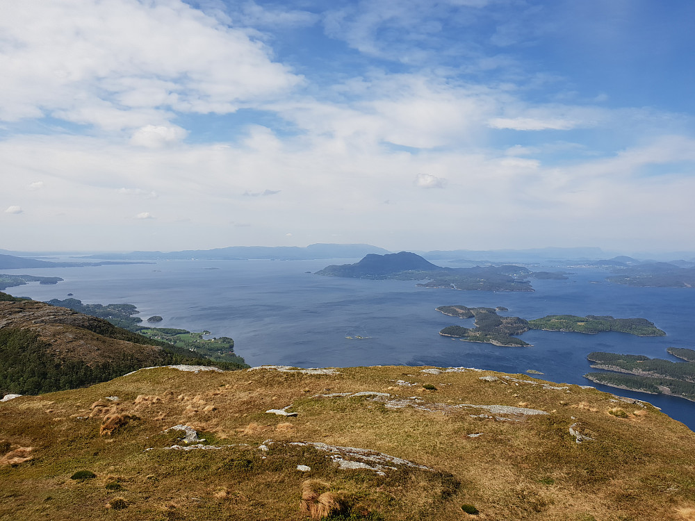 Fra Kjellasviknuten mot nord-nordvest. Borgundøya og Borgundnuten midt i bildet, med Stord bak til venstre.