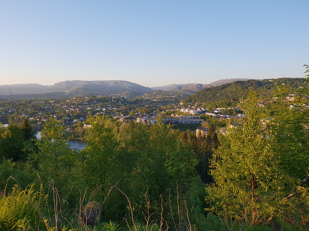 Fra grusveien oppover mot Stendafjellet. Rundemanen og Ulriken til venstre. Til høyre Totlandsfjellet, der det fortsatt ligger litt snø.