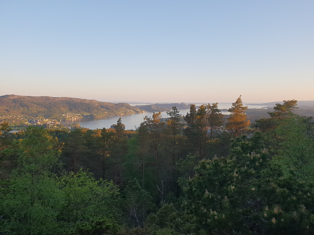 Fra Stendafjellet mot sørvest utover Fanafjorden.