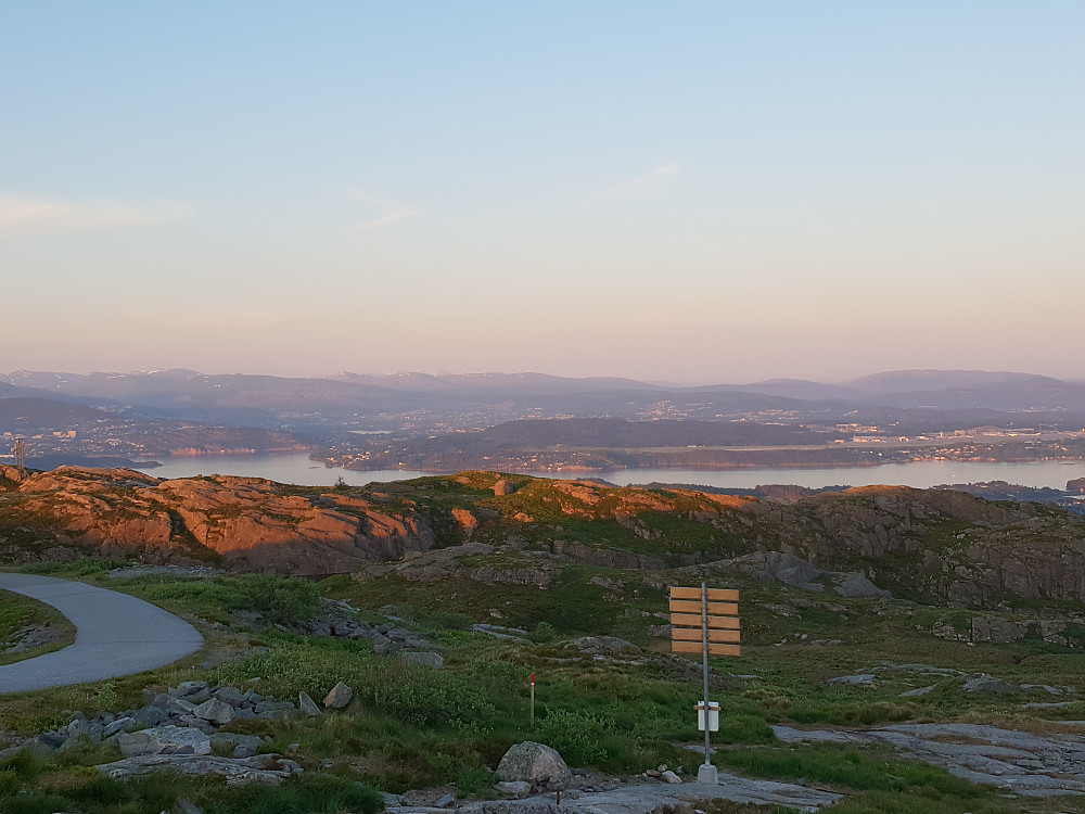 Fra søndre Pyttane mot øst. Fortsatt litt snø igjen på de høyeste toppene.