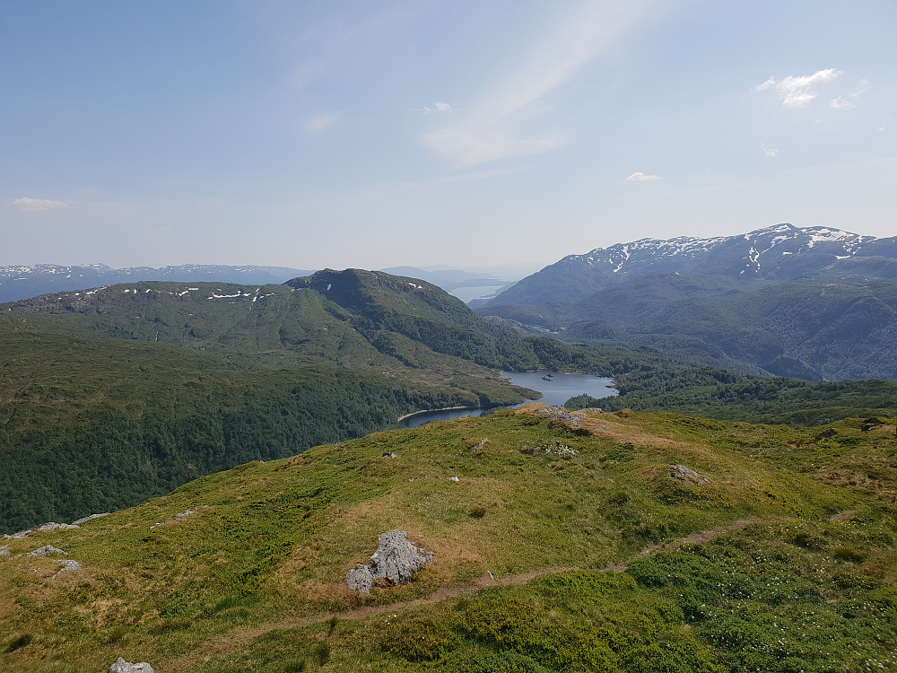 Fra Hananipa mot sør. Samnangerfjorden bakerst i midten. Gullfjelltoppen bakerst til høyre.