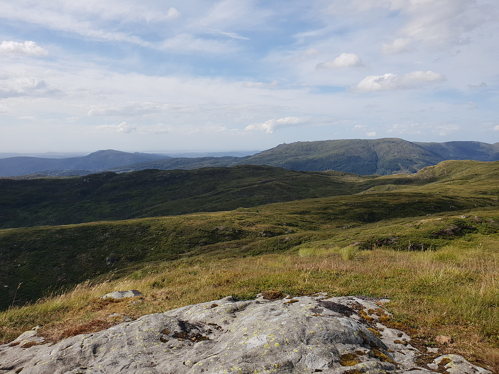 Fra Ulvursfjellet mot nordvest. Masten på Ulriken i midten.