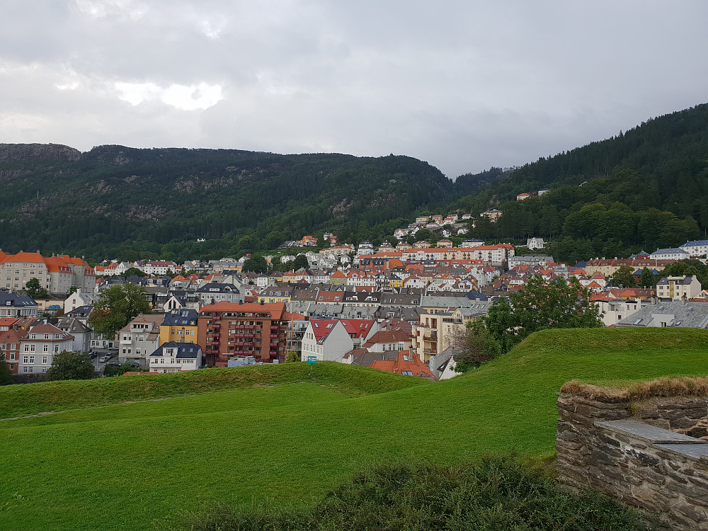Fra Sverresborg (Bergenhus festning). Toppen av Stoltzekleiven øverst til venstre.