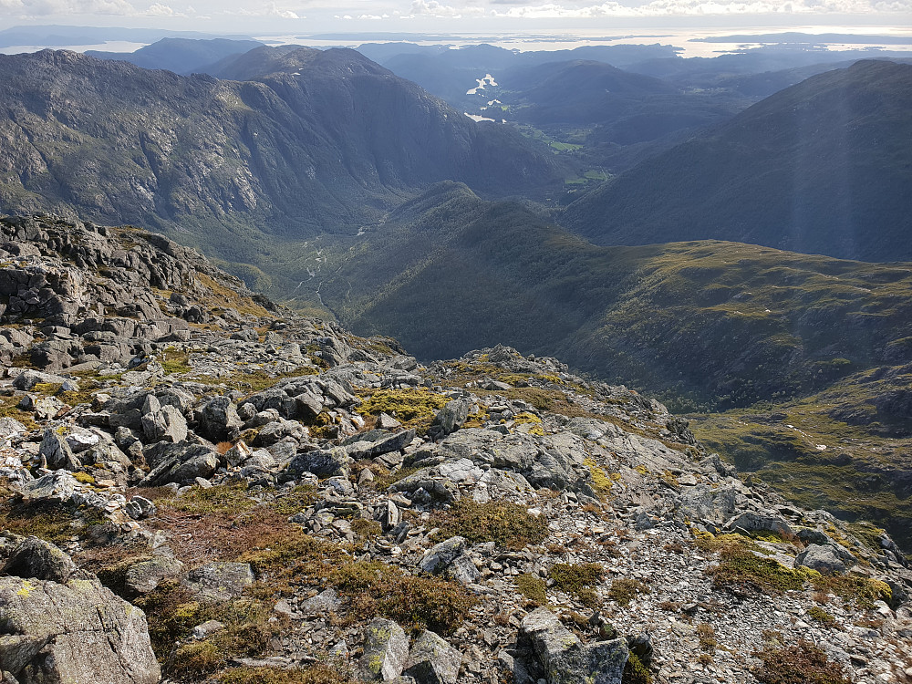 Fra Sydpolen mot sørvest. Ryggen i midten er Hausdalsåsen, som jeg fulgte oppover tidligere på turen.