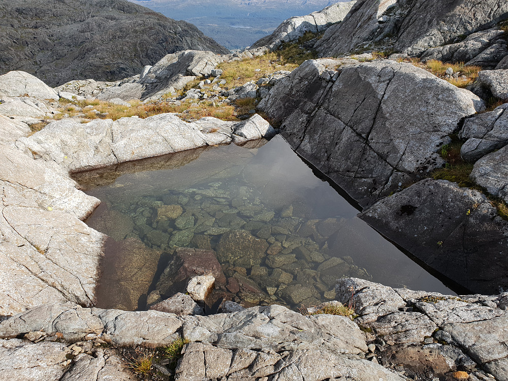Langs nordryggen opp til Søre Gullfjelltoppen var det flere slike "badekar".