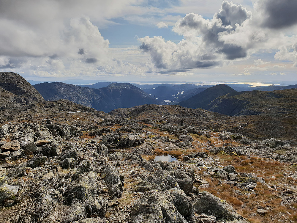 Fra fjell til fjord. Fra Gullfjellet mot sørvest. Sveningen til venstre. Hausdalshorga til høyre.