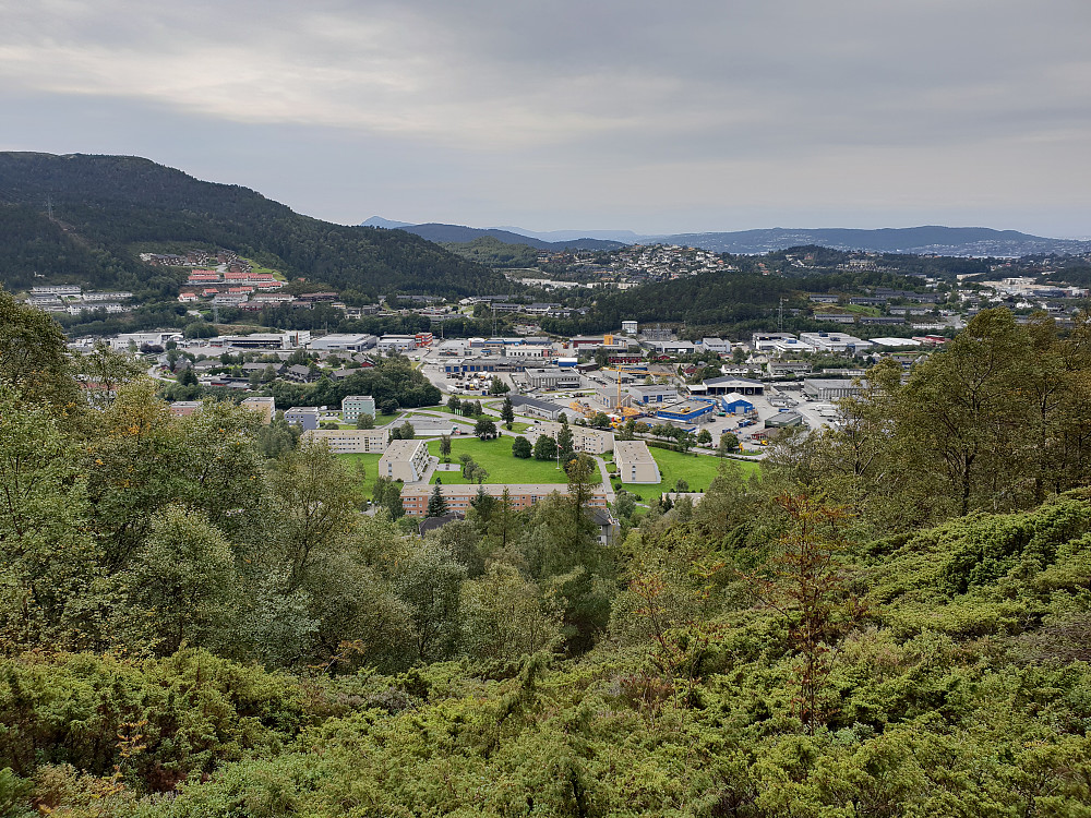 Bebyggelsen mellom Åsane og Flaktveit, sett fra skaret vest for Nonhøyen. Lyderhorn stikker opp langt bak til venstre, ca. 12 km unna.