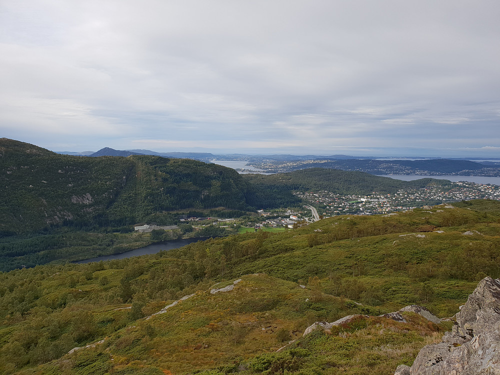 Fra Raunfjellet mot sørvest. Eidsvåg til høyre med Askøy bakenfor.