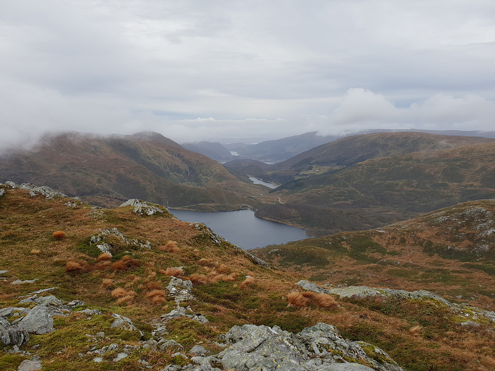 Fra Litlagullfjellet mot sørvest. Svartavatnet nærmest, deretter Osavatnet, litt av Haukelandsvatnet, Grimevatnet og Nordåsvatnet.