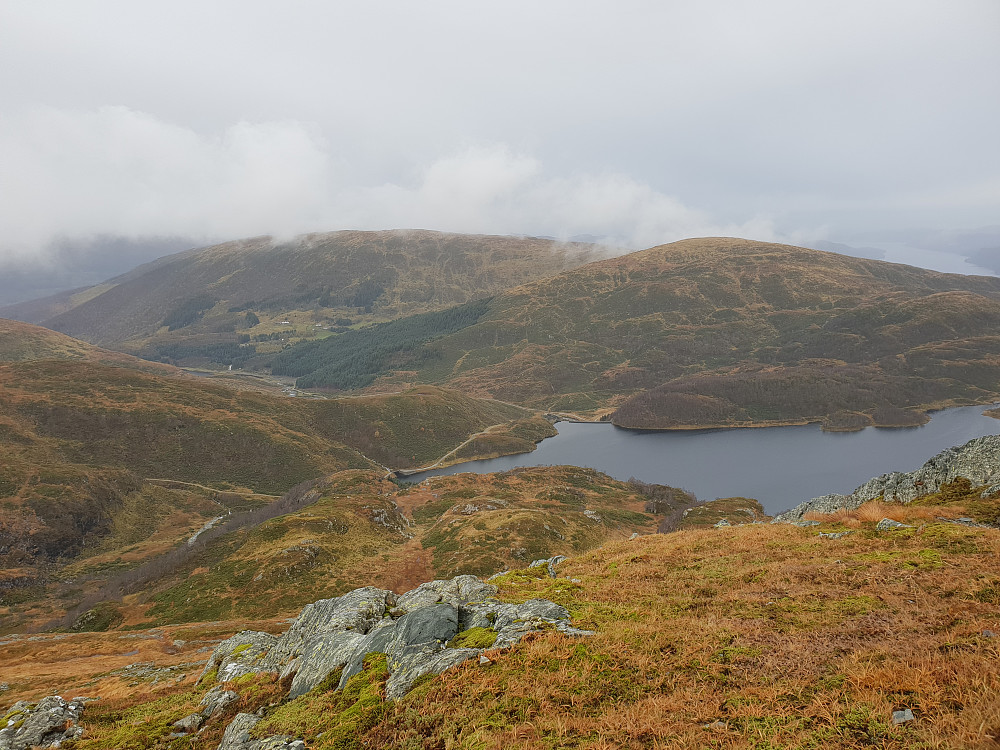 På vei opp til Ronamanen. Skåldalsfjellet til venstre. Bak Svartavatnet ses Herlandsfjellet. Nordnuken i høyre billedkant.