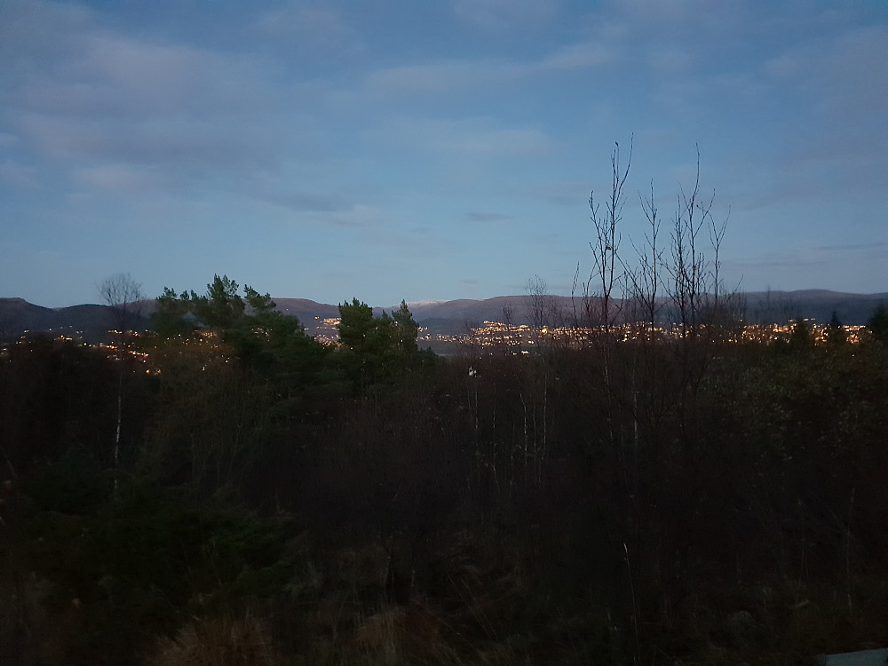 Fra Storrinden mot øst-nordøst. Litt nysnø på de høyeste fjellene.