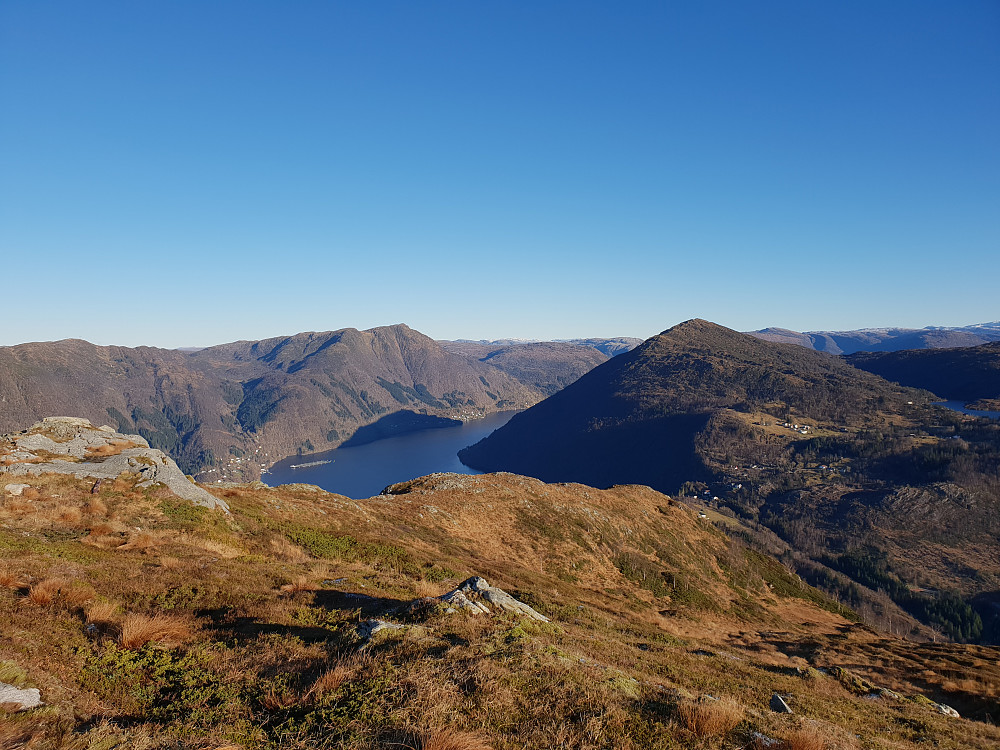 Fra Trengereidhotten mot nordøst. Hananipa til høyre, med Bruviknipa på andre siden av fjorden.