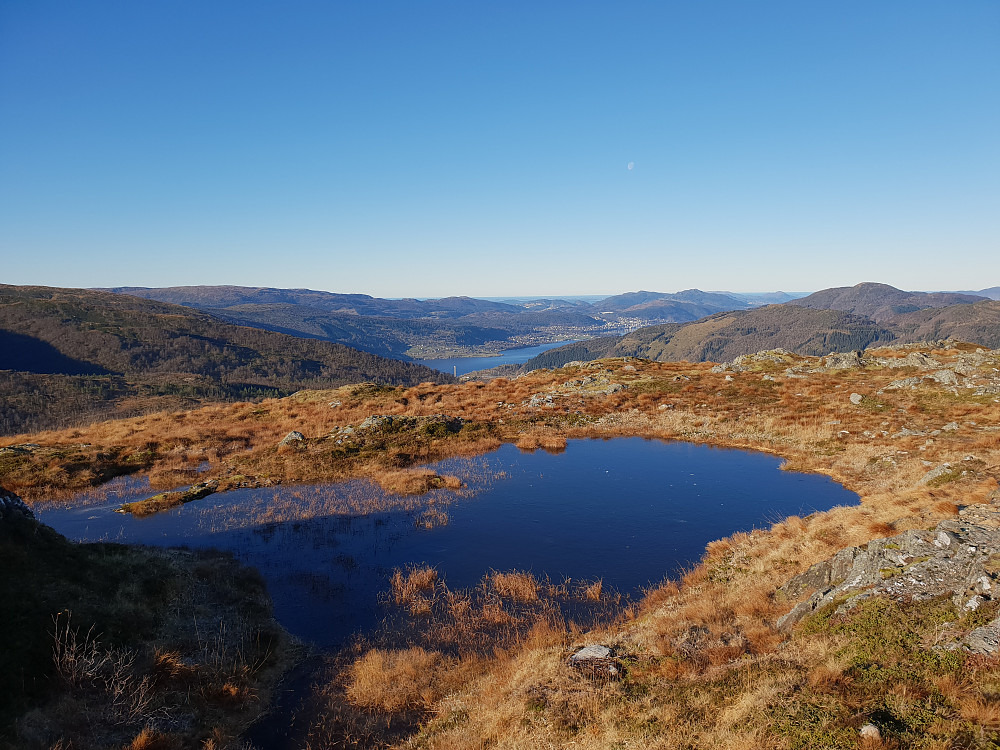 Fra Trengereidhotten mot vest. Osterøybrua skimtes midt i bildet.