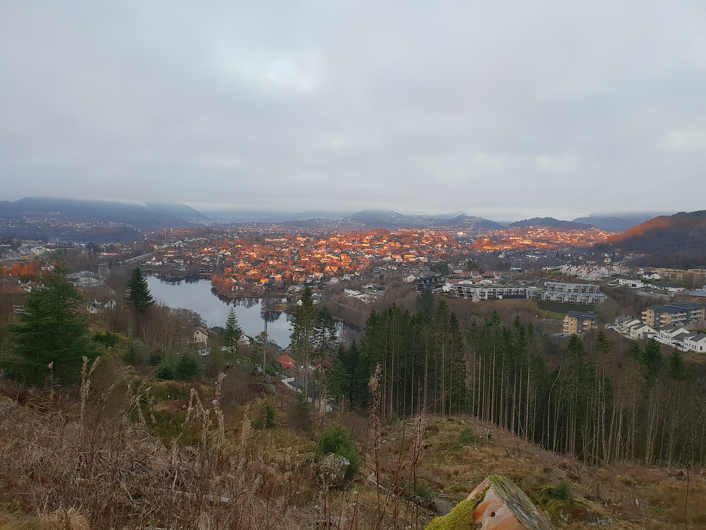 På vei fra Apeltunvatnet til Stendafjellet. Fortsatt litt sol, en halvtime før solnedgang.