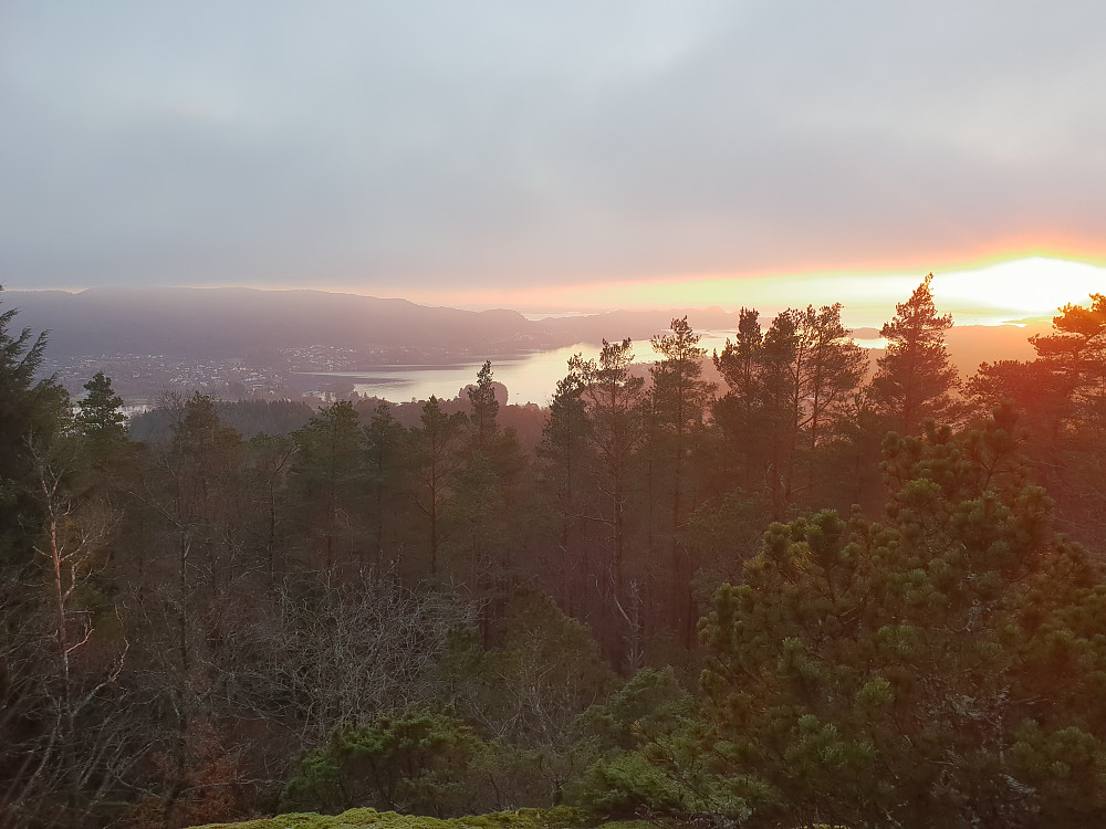 Fra Stendafjellet mot sørvest utover Fanafjorden. Det er like før solnedgang.