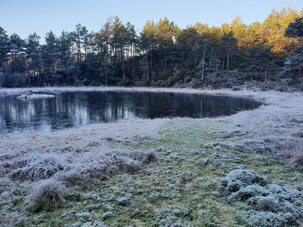 Vinteren er i anmarsj. Et lite tjern mellom Vinddalsvatnet og Hetleflotvatnet.