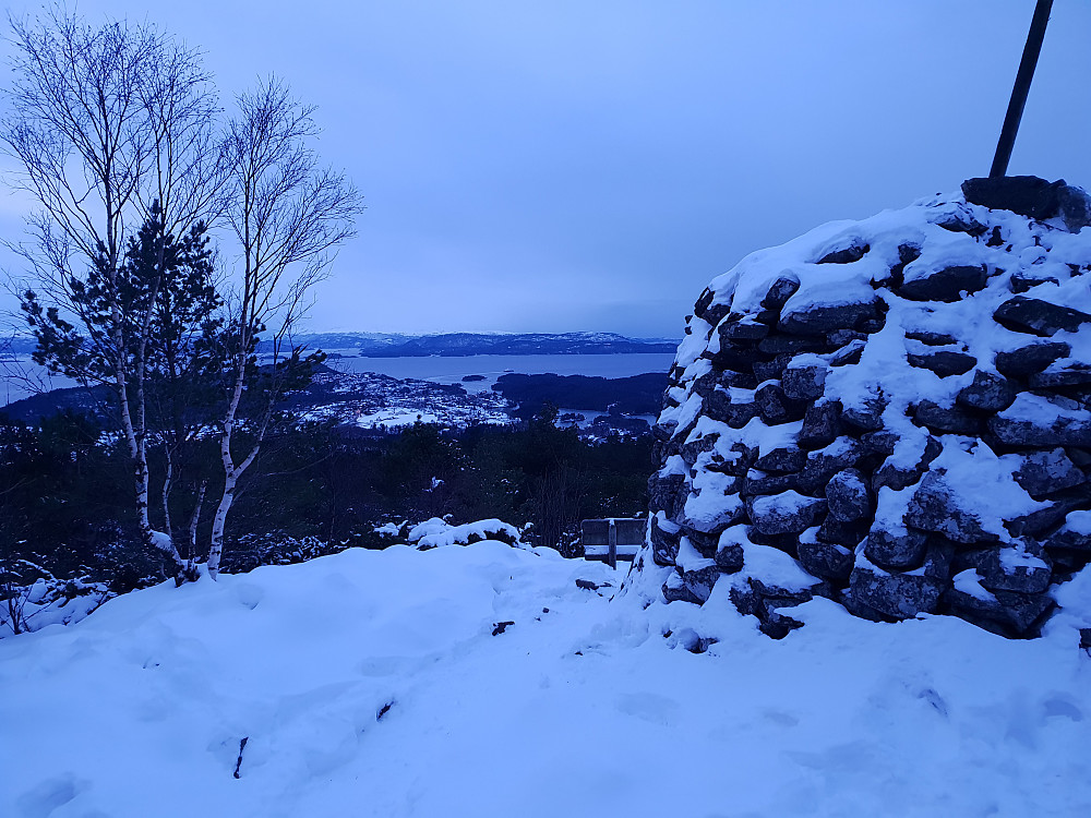 Varden på Liafjellet (Storevarden). Ferga til Sandvikvåg har nylig forlatt Halhjem.