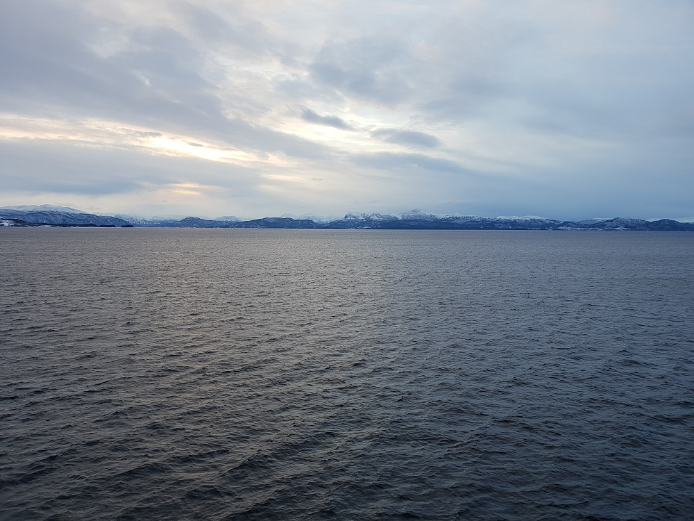 Ved Solstrand. Vi ser mot sørøst utover Fusafjorden og Bjørnafjorden.