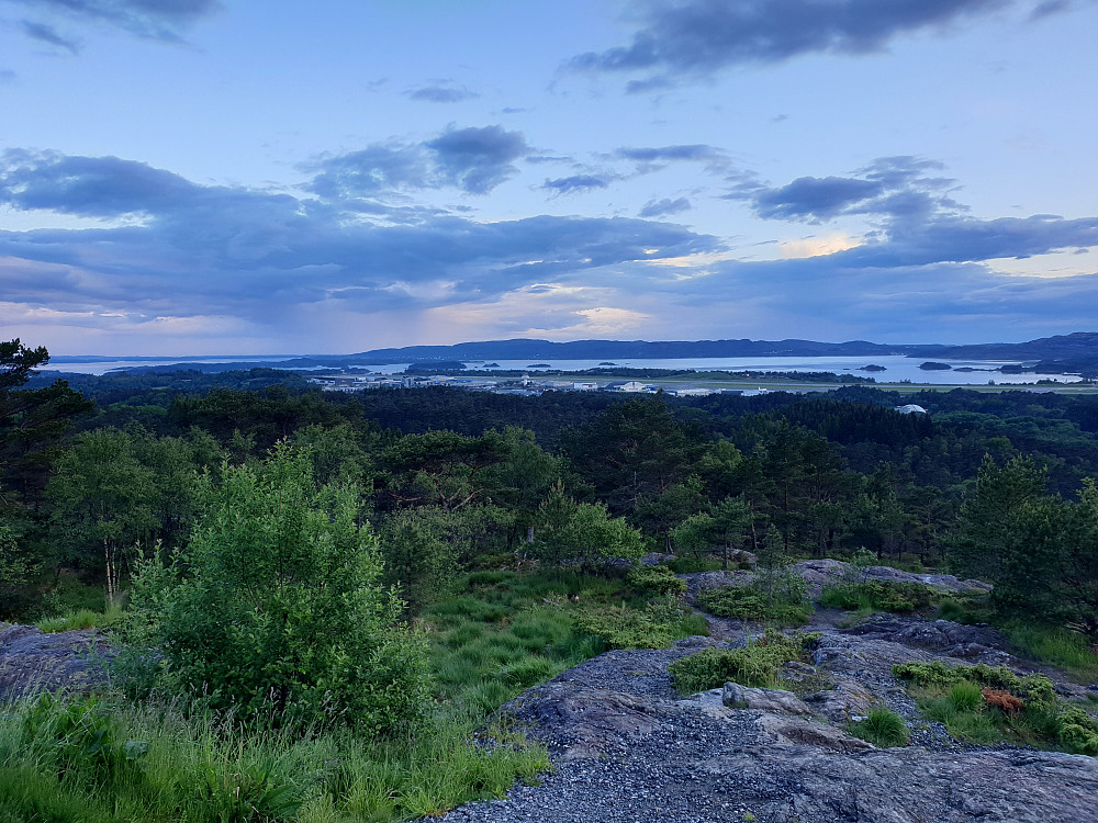 Fra Storrinden mot sørvest. God utsikt til flyplassen på Flesland. Bakerst Førdesveten helt sør på Sotra.