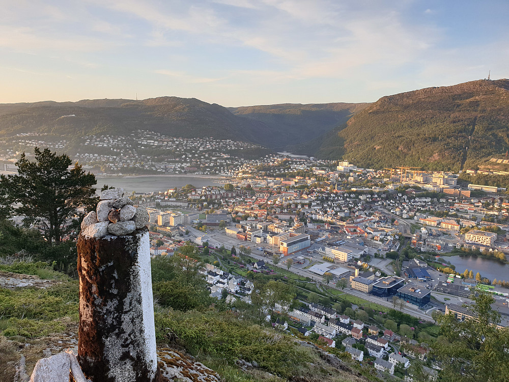 Fra utsiktspunktet med varde nordøst for Løvstakken.