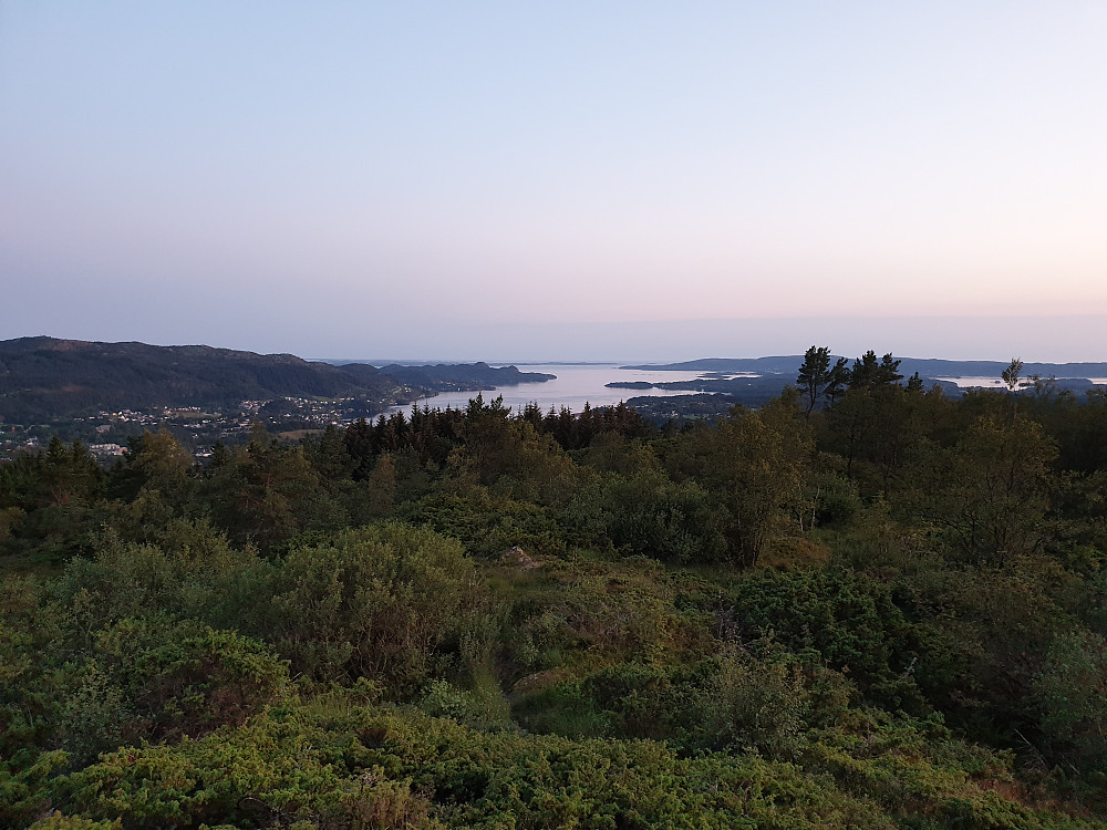 Fra utsiktspunktet "Syningom" vest for Hamrefjellet. Utsikt utover Fanafjorden.