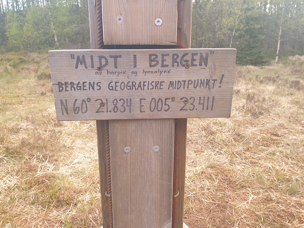 Litt nord for Baunehytten passeres dette skiltet.
