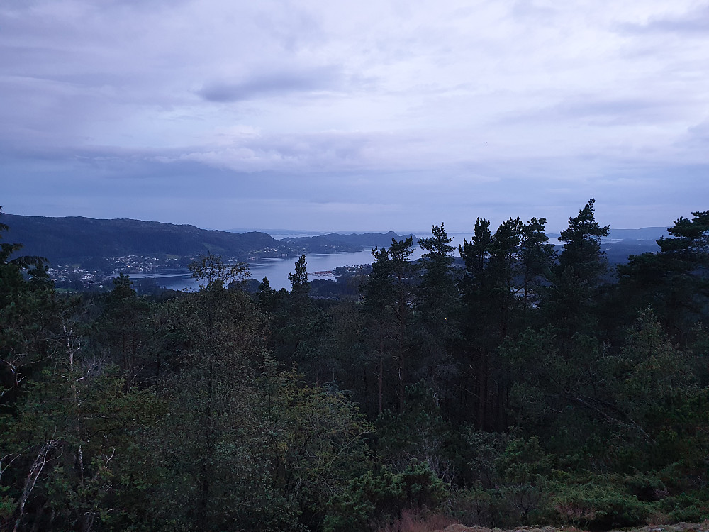 Fra Stendafjellet utover Fanafjorden. Korsneset i midten.
