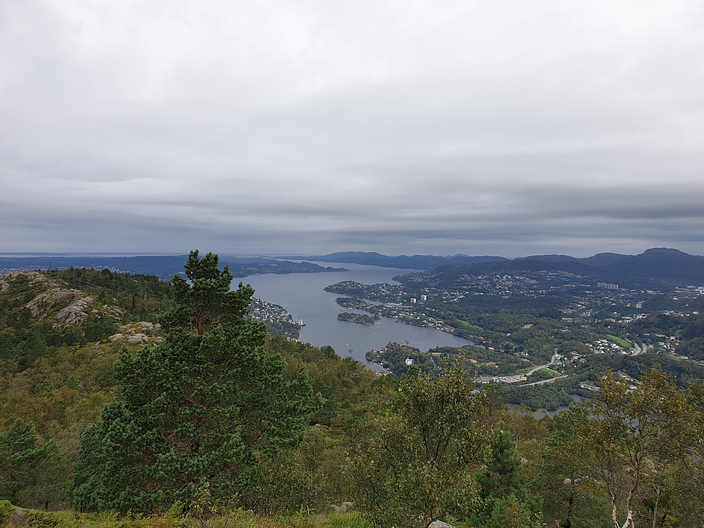 Fra et sted mellom hyttene Fjellheim og Dræggehytten. Utsikt utover Byfjorden og Herdlefjorden.