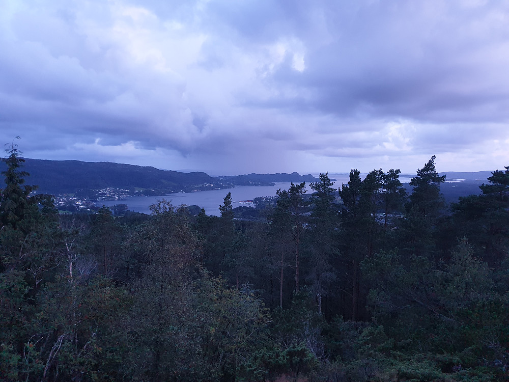 Fra Stendafjellet utover Fanafjorden. En regnbyge ses tydelig bak Korsneset midt i bildet.