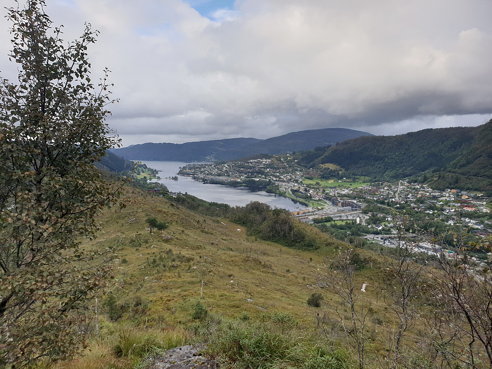 På vei ned fra Storenuvarden. Indre Arna i bakgrunnen.