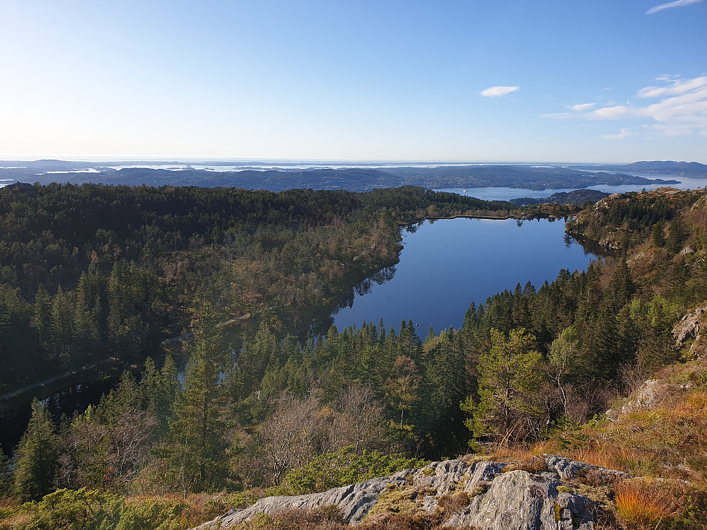 Storevatnet med Askøy bakenfor. Bildet er tatt litt nord for hytta Utsikten.