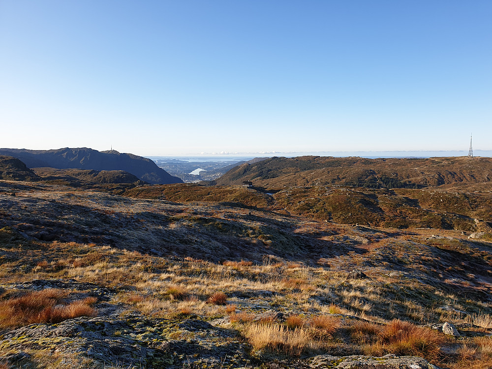 Fra Vardegga, nordvest for Vikinghytten. Mellom mastene på Ulriken og Rundemanen ser vi Nordåsvatnet, med Austevoll i det fjerne.