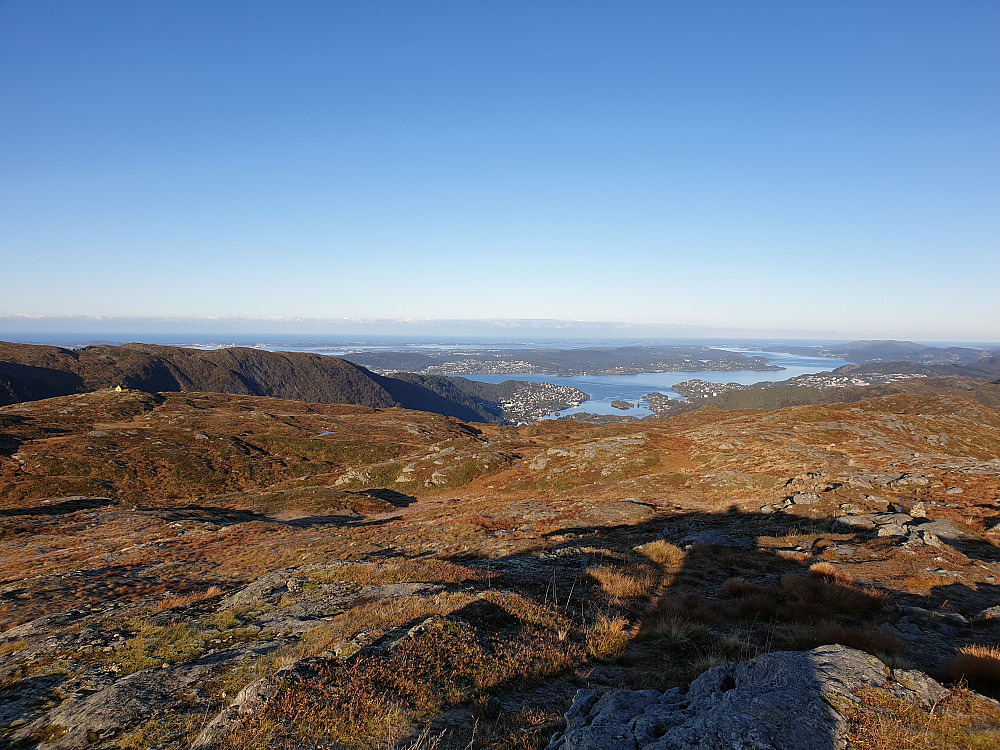 Fra Vardegga, nordvest for Vikinghytten. Askøy i midten, med Øygarden bakenfor.