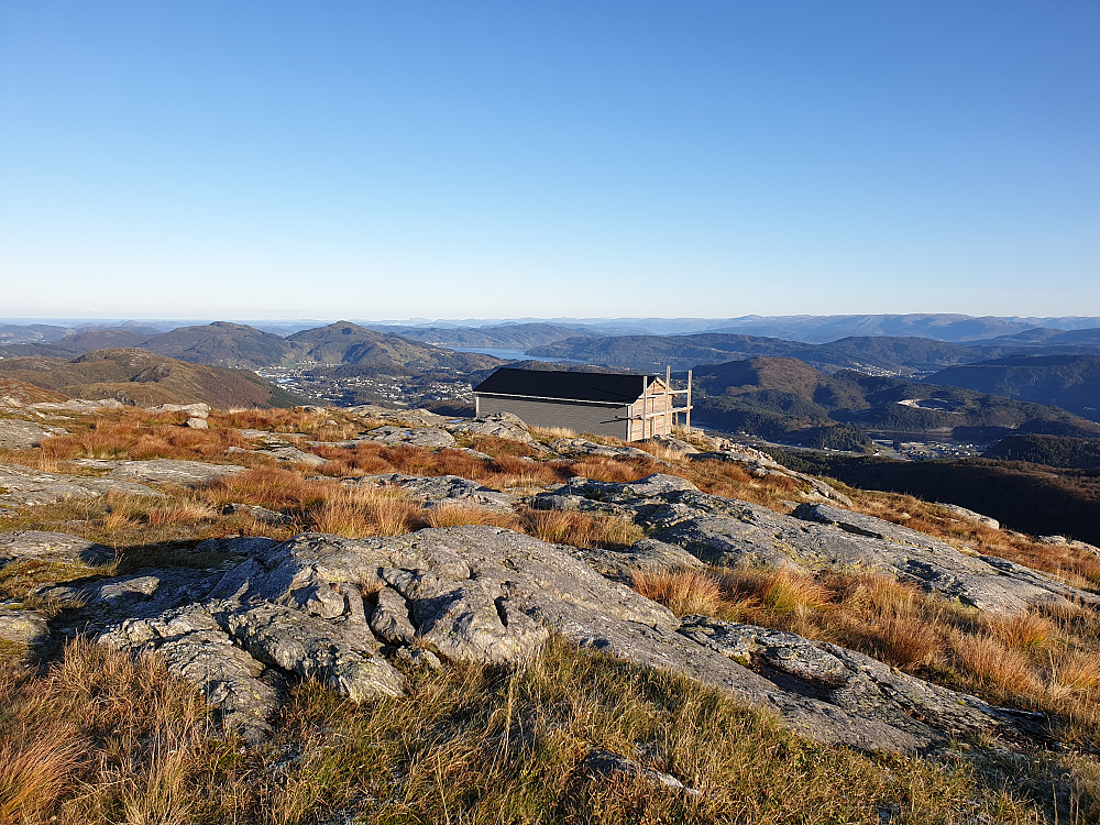 Fra Vardegga, nordvest for Vikinghytten. Arnahytten nærmest. Høgstefjellet og Veten i Åsane bakenfor hytta til venstre. Hetlebakksåta bakenfor hytta til høyre.