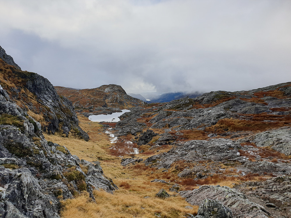 På vei til Vossavardane. Det var mindre tåke her enn på Gullfjelltoppen. Havet skimtes i det fjerne.