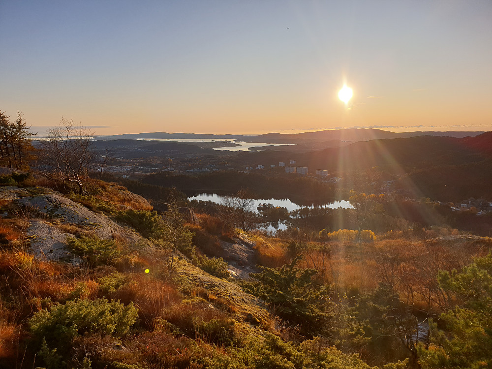 Fra Ravnefjellet mot sørvest. Storavatnet og Litlavatnet nærmest. Liatårnet på Sotra rett under sola.