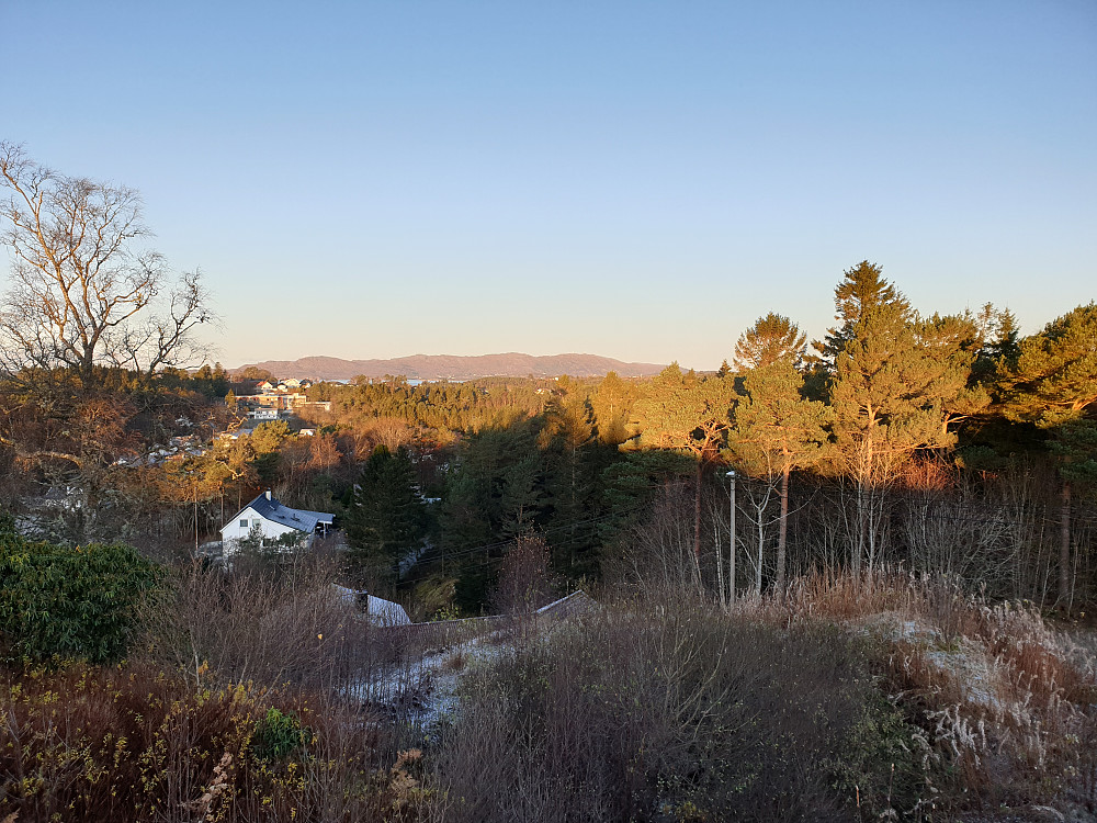 Fra Nepegjerdhaugen mot Sotra. Liatårnet i midten.