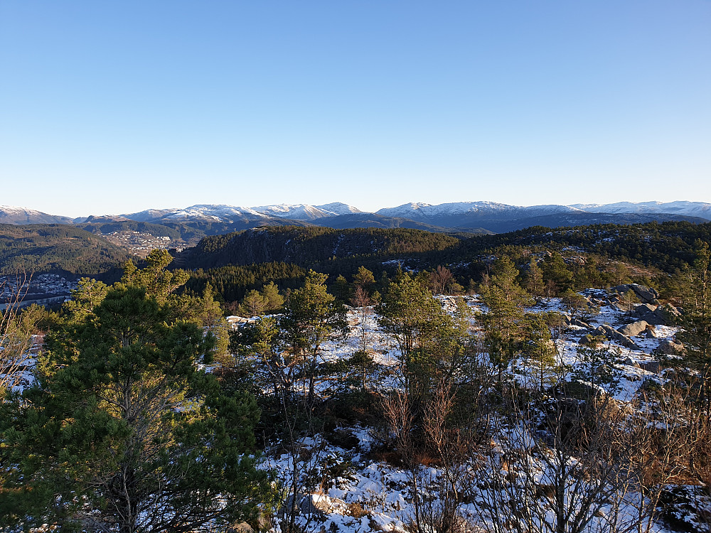 Fra Lyseskarfjellet ("Linken"). Bakerst i midten Hausdalshorga og Søre Gullfjelltoppen, med Sveningen til høyre.