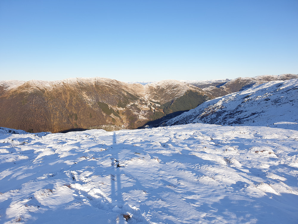 På vei oppover Katladalen. Superlang skygge. Minnedalen i midten. Skåldalsfjellet til venstre.