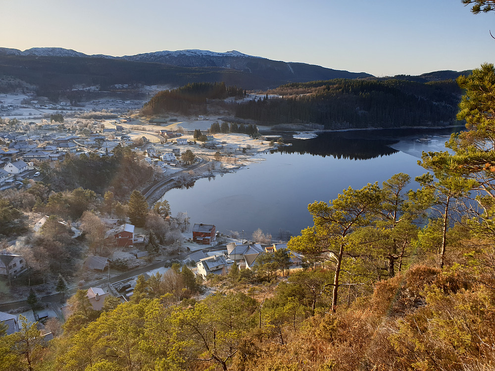Utsikt fra utsiktspunktet "Utsikten". Gaupåsvatnet nedenfor.