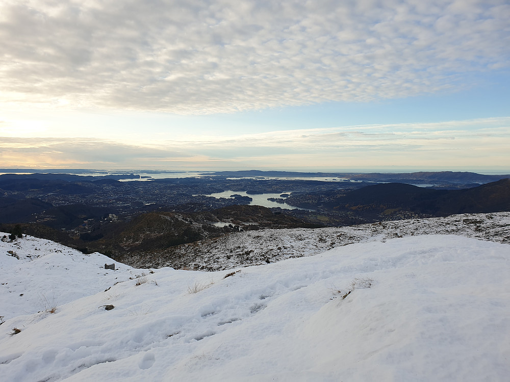 Fra ruinene av Soria Moria mot sørvest. Nordåsvatnet i midten. To personer hadde overnattet i telt ved ruinen, utenfor høyre billedkant.