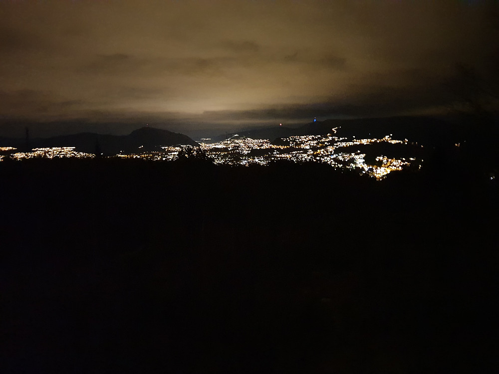 Bergen by night, sett fra Vardane.