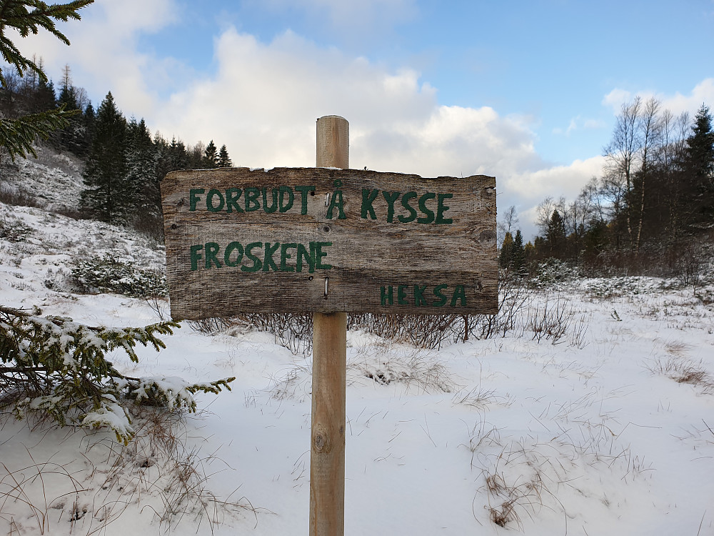 Artig skilt i stikrysset midt mellom Krossane og Gladihaug.