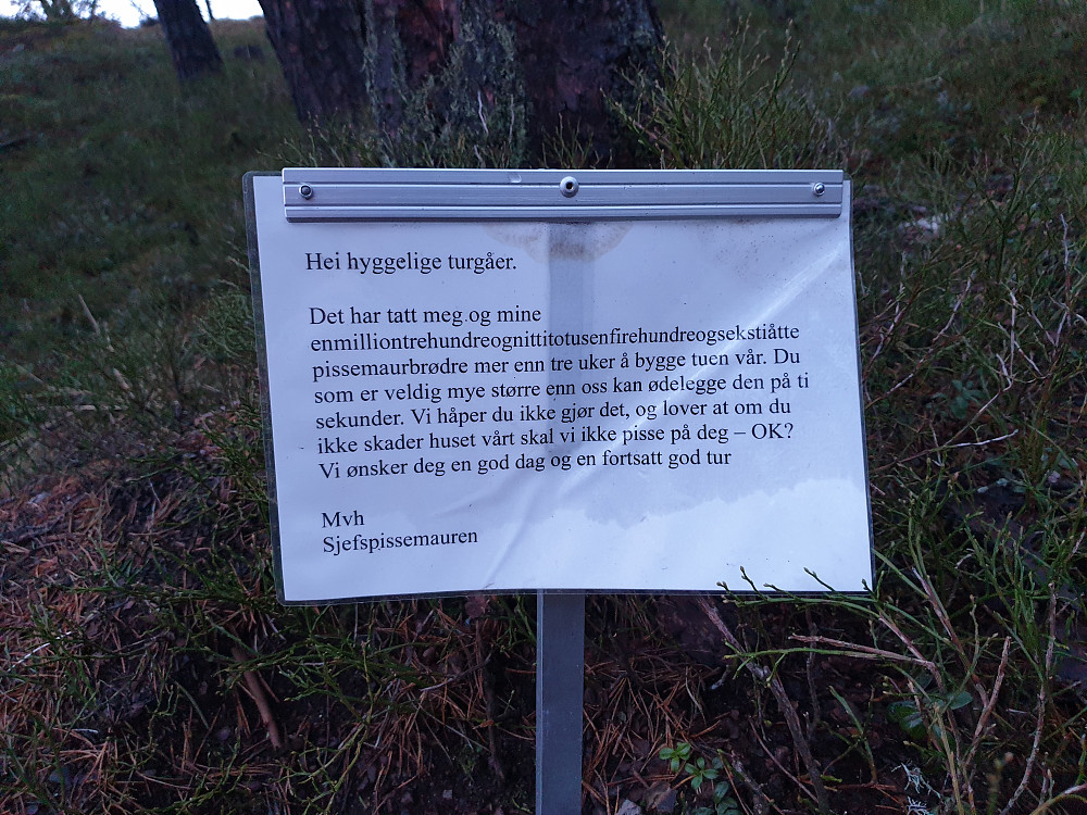 Et artig skilt langs veien på Smøråsfjellet.
